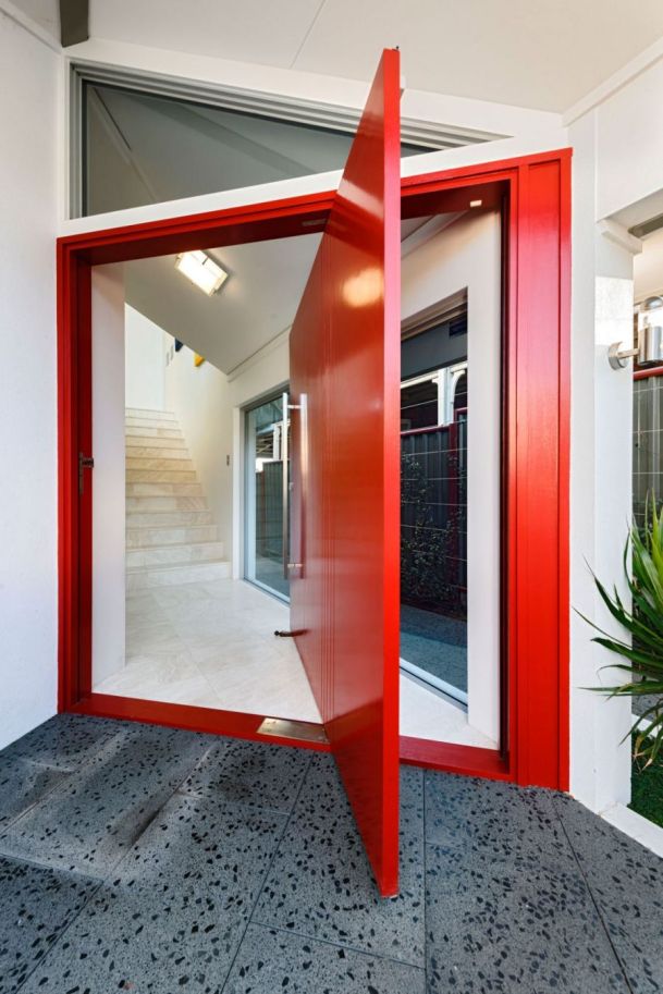 rotating-door-in-bright-red