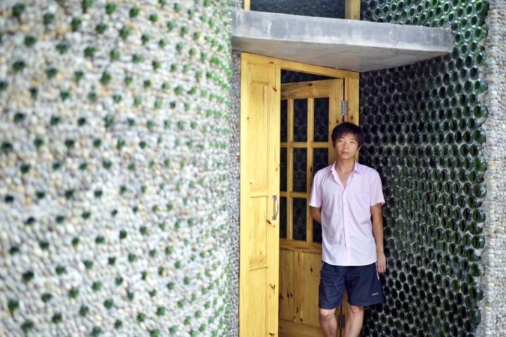 3Man-builds-his-house-out-of-beer-bottles