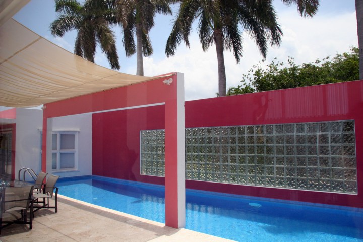 pink house pool2