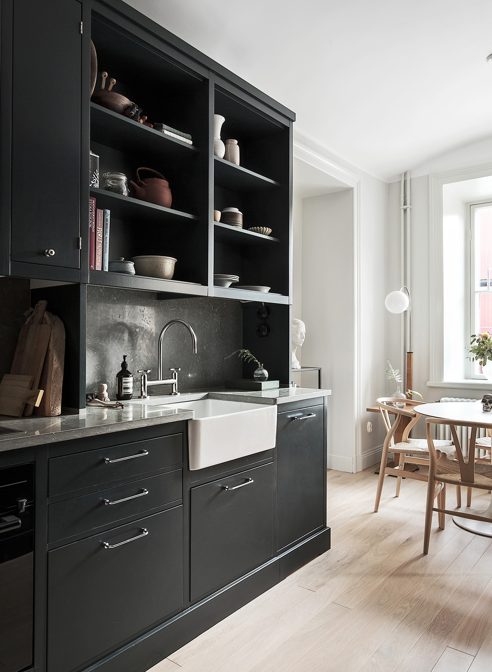 gorgeous-black-cabinetry