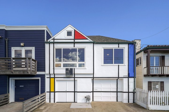 the-exterior-facade-of-this-san-francisco-home-displays-the-colors-and-lines-typical-of-piet-mondrians-paintings